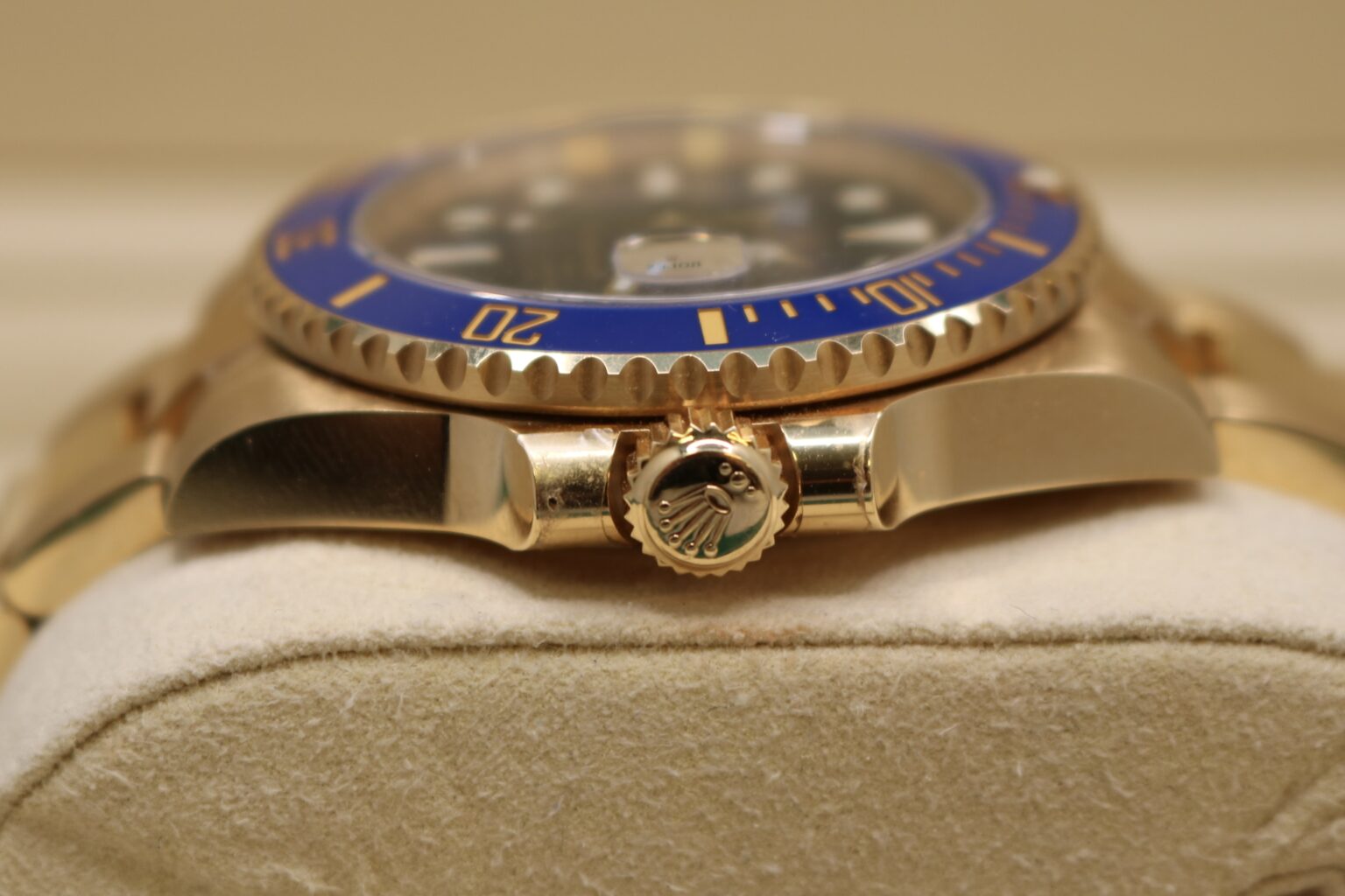 Rolex 18k Submariner side view